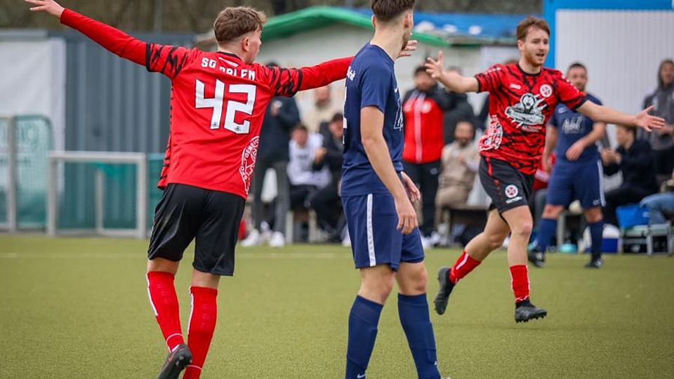 Bei allen Problemen rund um die Plätze überwiegt die Freude am Fußball: Orlens Finn Ott (links) scheint der neuen Saison im Fußballkreis Rheingau-Taunus entgegenzujubeln. Am 11. August erfolgt der Liga-Start. 	Archivfoto: Lukas Görlach