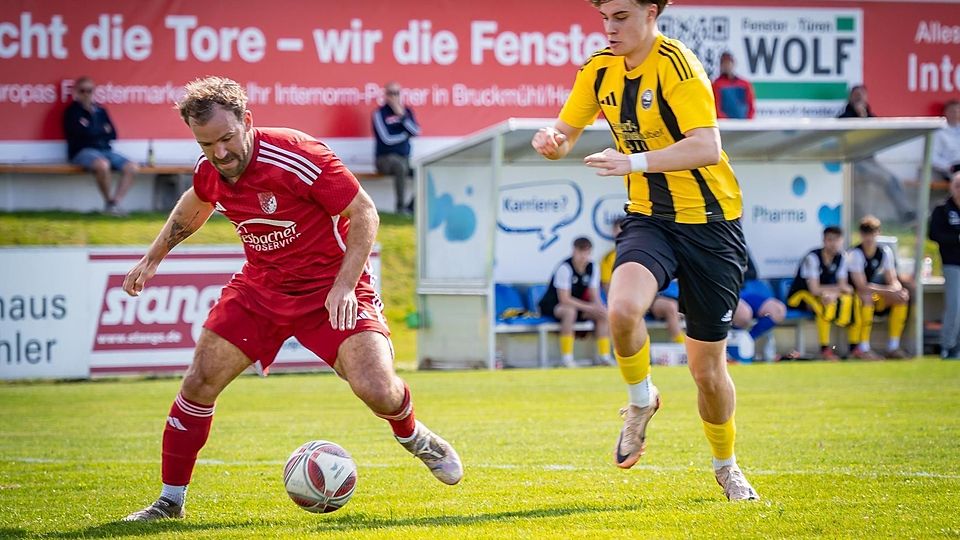 Fußball Bezirksliga: Der SV Miesbach gegen den FC Töging. Im Kampf um den Ball Josef Sontheim (Miesbach) und Julian Niedermeier.
