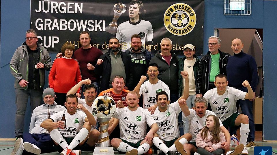 Stimmungsvolle Siegerehrung mit der Mannschaft von Turnierchampion SC Kohlheck.