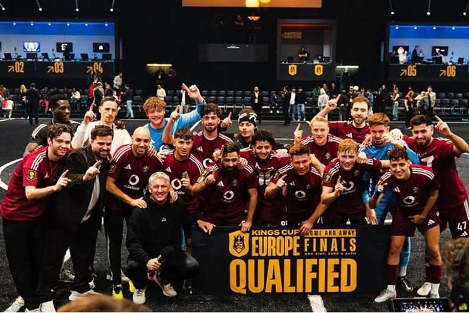 Nur wenige Meter von Weltmeister Schweinsteiger entfernt darf er jubeln: Staas Mitko vom VfR Garching gewinnt mit G2FC die Kings League Germany
