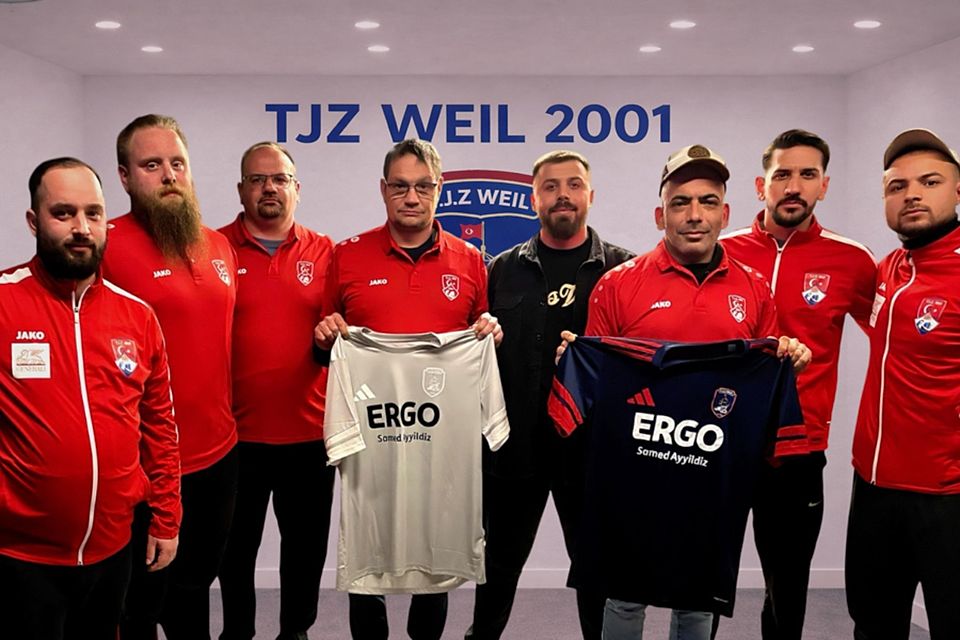 Von links: Sebastian Heidelbach (sportlicher Leiter), Tobias Gugel (TW Trainer), Patrick Baumgärtner (co Trainer) Markaus Rau (Trainer) Sefa Yildiz (Präsident) Hakan Cimenci (Trainer), Engin Telci und Ertuğrul Desdicioglu (Kapitäne) | Foto: Verein