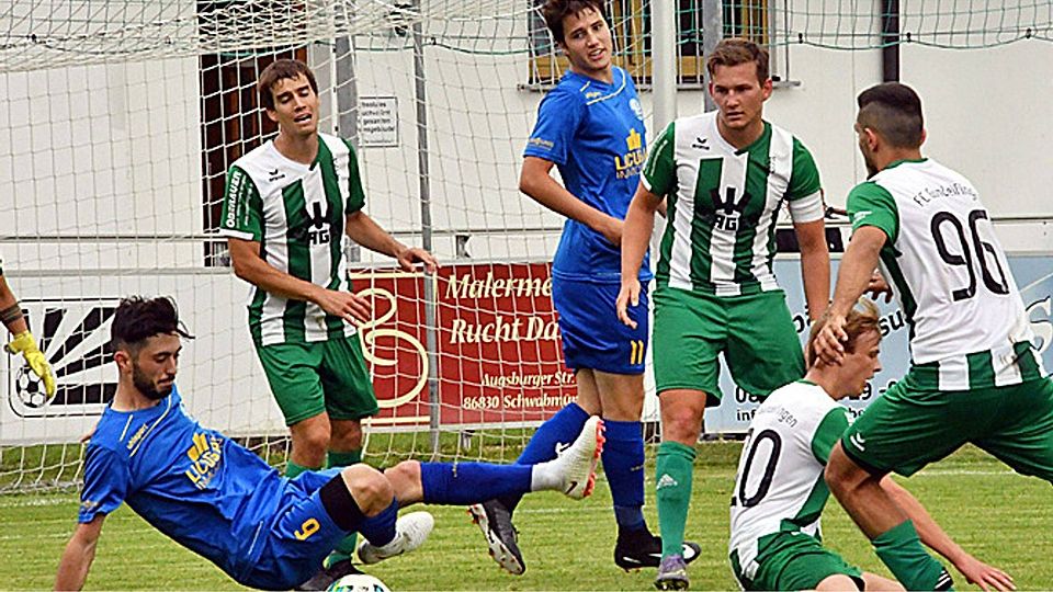 Zwei der sieben Spieler, die den FV Illertissen im Sommer verstärken werden: Vom TSV Schwabmünchen kommen Fabio Maiolo und Phillip Schmid (blaue Trikots von links).  Foto: Walter Brugger