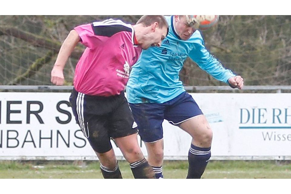 So wie sich Marc Bender (rechts) hier beim Hochsteigen gegen den Maßweiler Martin Wiktorski behauptet, so hat sich der TV Althornbach auch im Spitzenspiel der B-Klasse West durchgesetzt. Foto: Wille