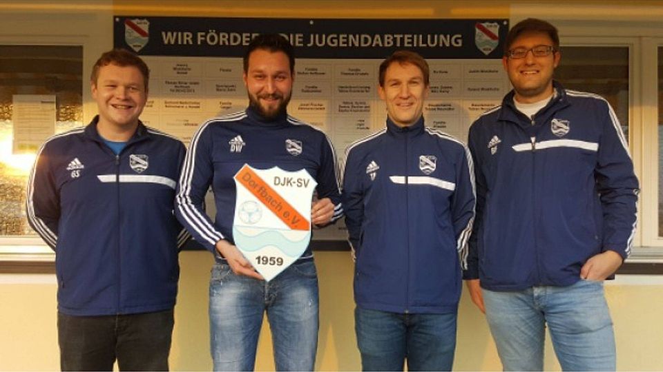 Abteilungsleiter Georg Seidl (l.) und sein Stellvertreter Bernhard Fischerauer (r.) freuen sich über die weitere Zusammenarbeit mit den Trainern Daniel Winklhofer und Thomas Pfefferkorn.