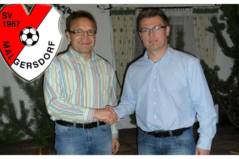 Trainer Wolfgang Studza (49), links i. Bild kam in der Winterpause nach Malgersdorf, daneben der 1. Vorstand des SV Malgersdorf, Günther Heinzelsberger. Foto: Reichl, SVM