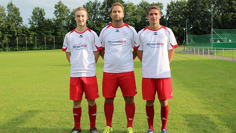 Die zwei neuen Gesichter und der Trainer unter sich: Paul Glahe (links), Hans Grundmann und Jonas Rogg (rechts).