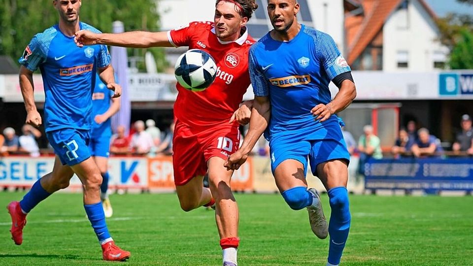  Der Bahlinger Torschütze Erijon Shaqiri (Mitte) im Zweikampf mit dem Denzlinger Yannick Lawson, links Simon Schultis. | Foto: Claus G. Stoll 
