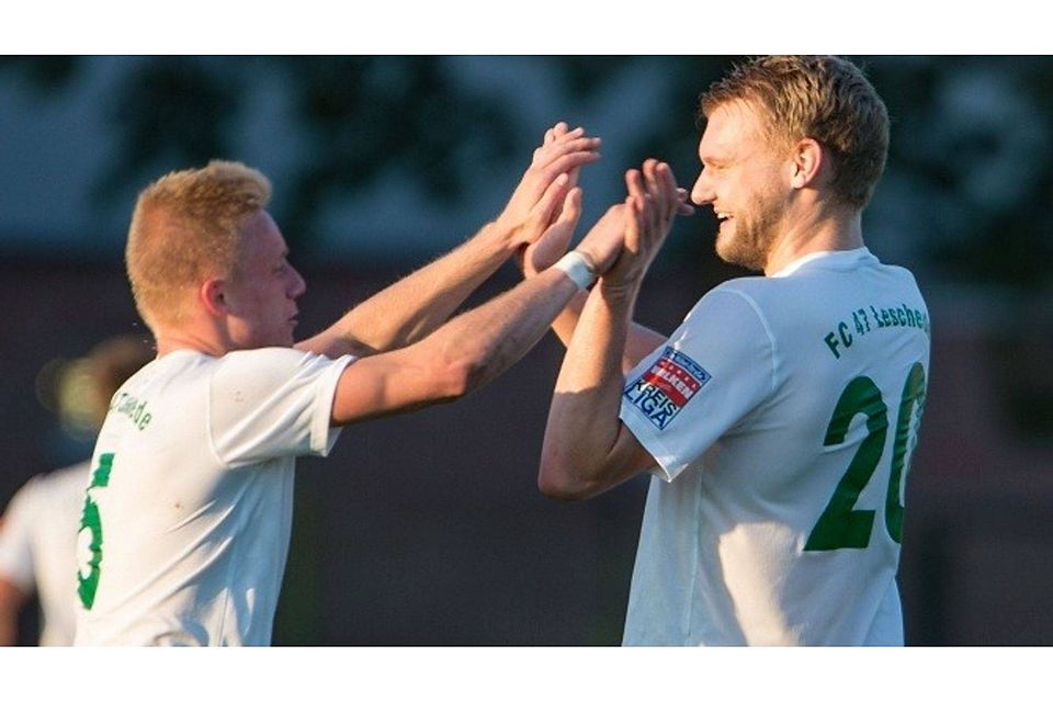 Glückliche Gesichter beim FC Leschede: Tobias Küpker (links) und Johannes Duisen feierten mit ihrer Mannschaft ein deutliches 4:1 gegen den SV Raspo Lathen. Foto: Leißing
