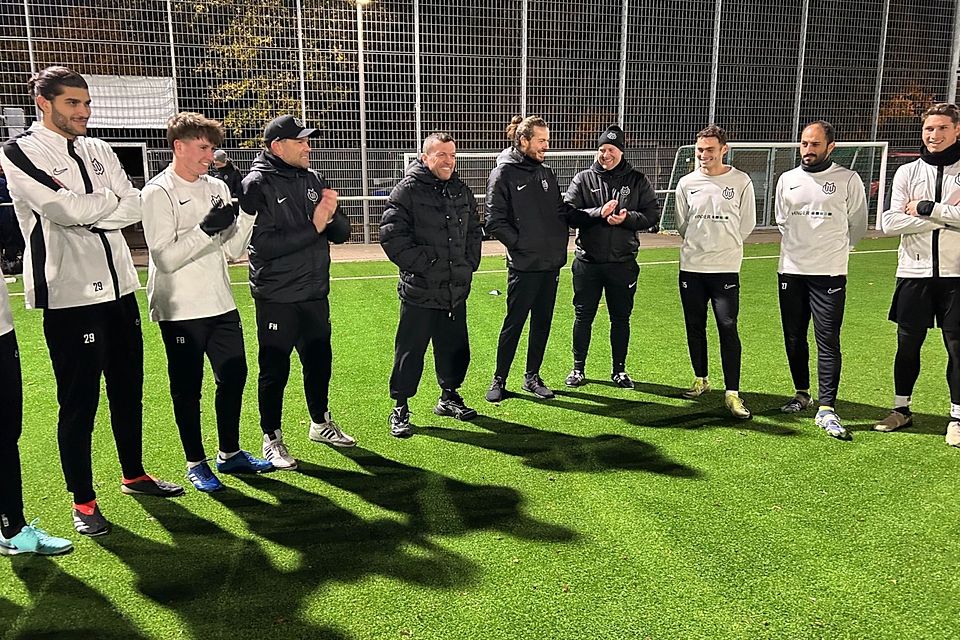 Gute Laune an diesem besonderen Abend: Weltmeister Lothar Matthäus inmitten der Kicker und Trainer des SV München West. 