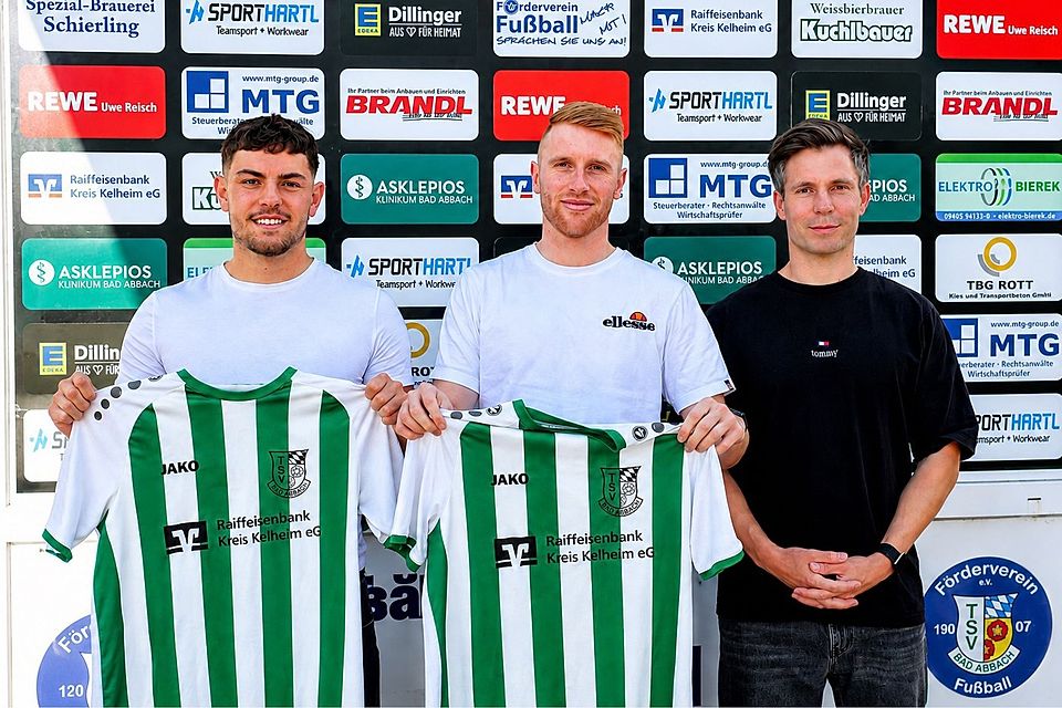 Jannik Graf (links) und Keeper Florian Dauerer (Mitte) spielen nächste Saison für den TSV Bad Abbach. Sehr zur Freude von Chefcoach Simon Sigl (rechts).