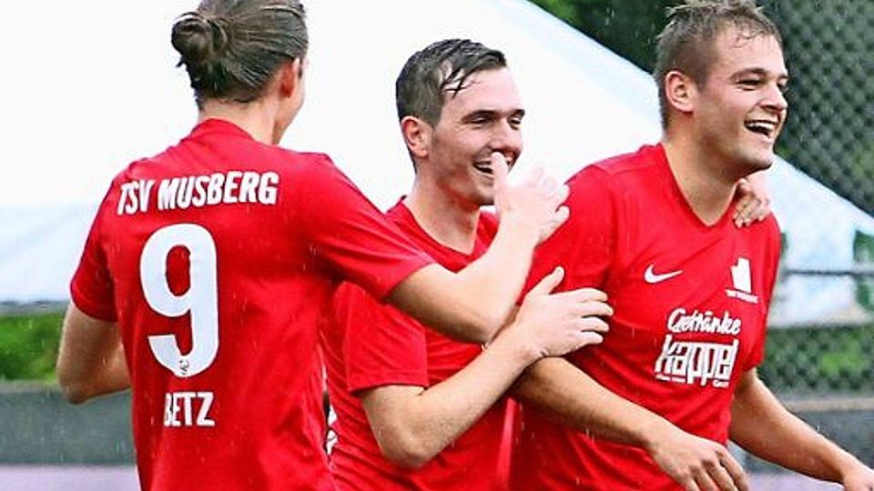 Die Musberger Kicker haben gut lachen: Das 4:1 in Vaihingen ist ihr erster Bezirksliga-Sieg seit gut 20 Jahren. Rechts: der Doppeltorschütze Marc Wiederoder. 