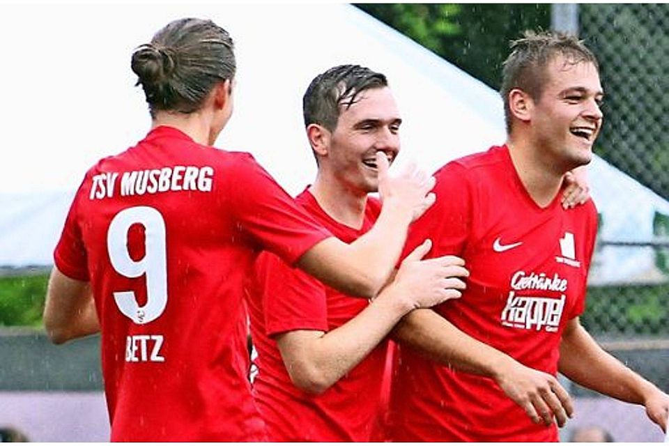 Die Musberger Kicker haben gut lachen: Das 4:1 in Vaihingen ist ihr erster Bezirksliga-Sieg seit gut 20 Jahren. Rechts: der Doppeltorschütze Marc Wiederoder. 