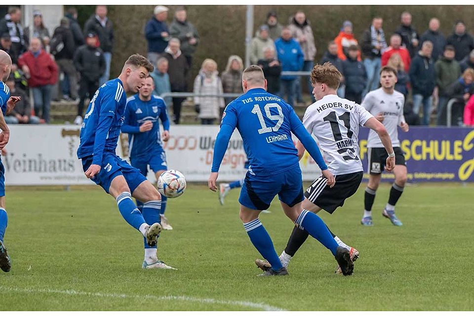 Kapitän Felix Knuth (li., TuS  Rotenhof und sein Team spsielen gut mit gegen den Favoriten Todesfelde.