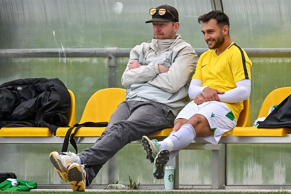 Warten auf den ersten Punktgewinn:  Hertens neuer Cheftrainer Dominik Uhrig (links, mit Giacomo Preta) | Foto: Thomas Heß