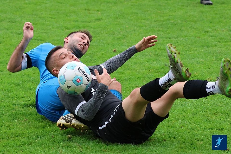 Eine Bruchlandung konnte Bernd Ostertag (links) mit der SSV Glött vermeiden, in der Nachspielzeit gelang ihm noch das 3:3 gegen Türkiyemspor Krumbach.