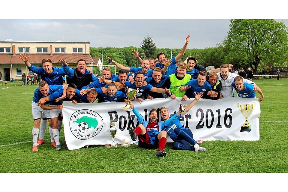 So sehen Sieger aus: Die Landesklasse-Kicker des FK Hansa Wittstock. 4:0-Erfolg im Finale gegen Union Neuruppin.  ©MZV/Gunnar Reblin