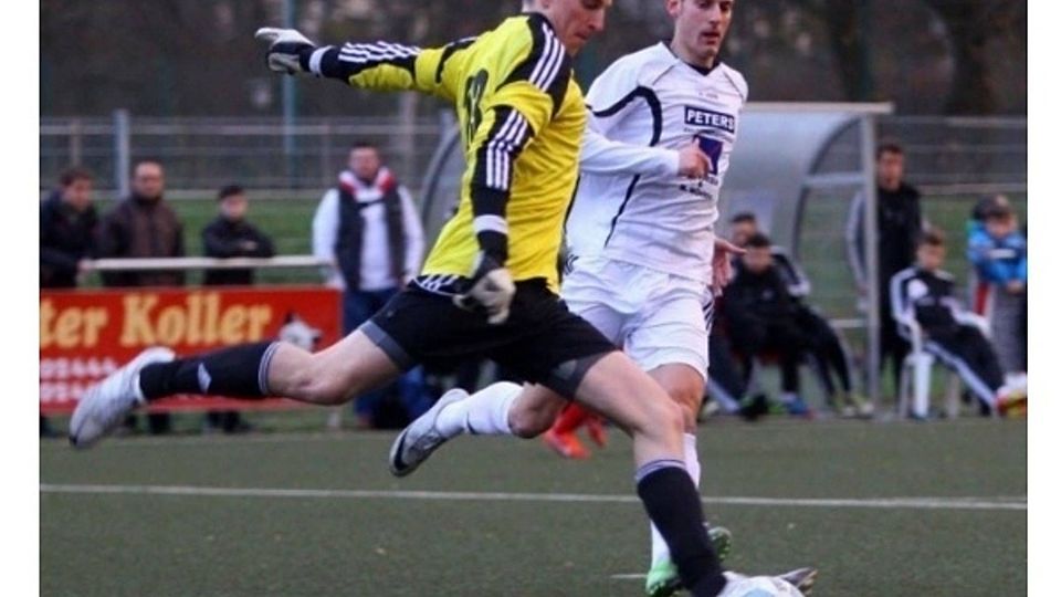 Einen Schritt vor dem Gegner: Troisdorfs Keeper Tim Rudersdorff (vorne) verletzte sich beim Spiel gegen Erfstadt und musste ins Krankenhaus. Foto: magro/Düster
