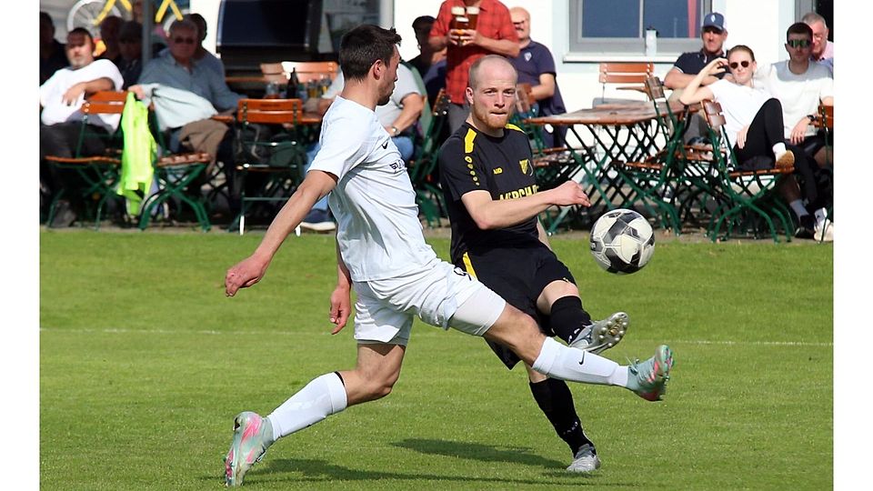 Viele gute Aktionen verbuchten die Münsinger um Luis Hirn (re.), doch am Ende gewannen Florian Neuschls Habacher mit 2:0.