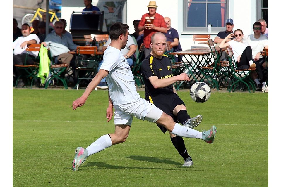 Viele gute Aktionen verbuchten die Münsinger um Luis Hirn (re.), doch am Ende gewannen Florian Neuschls Habacher mit 2:0.