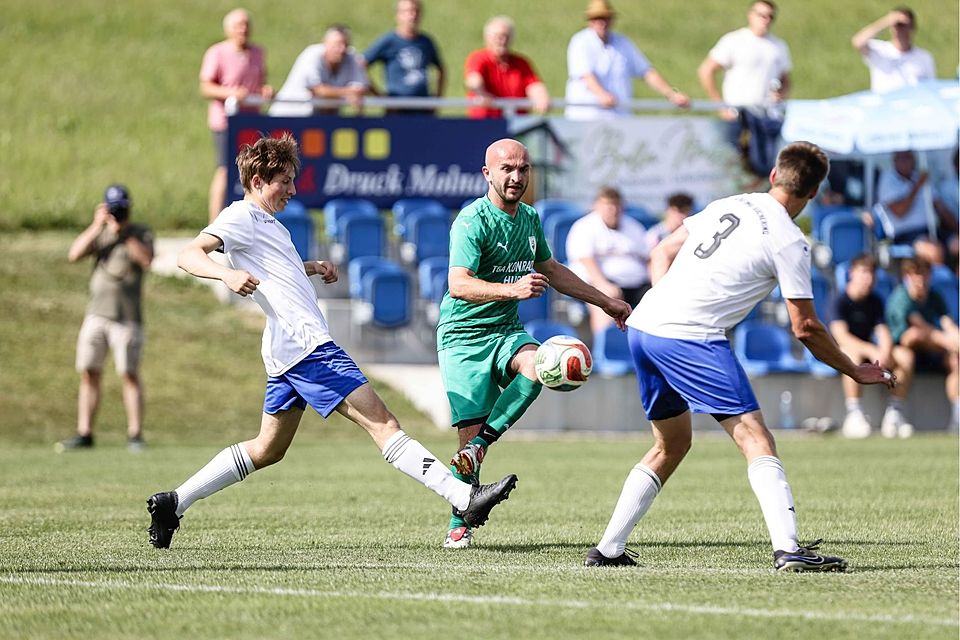 Fußball; Saison 2025/26; A-Klasse; Andreas Ferg vom SV Haunshofen (in Grün) im Heimspiel gegen dei SG Eberfing/Söchering (hier Michale Hoiß, links, und Johannes Ammer) am 30. Mai 2026