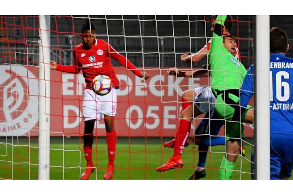 Da sah es kurzzeitig für Mainz 05 II richtig gut aus: Leandro Barreiro köpft das 1:0. Foto: hbz/Kristina Schäfer