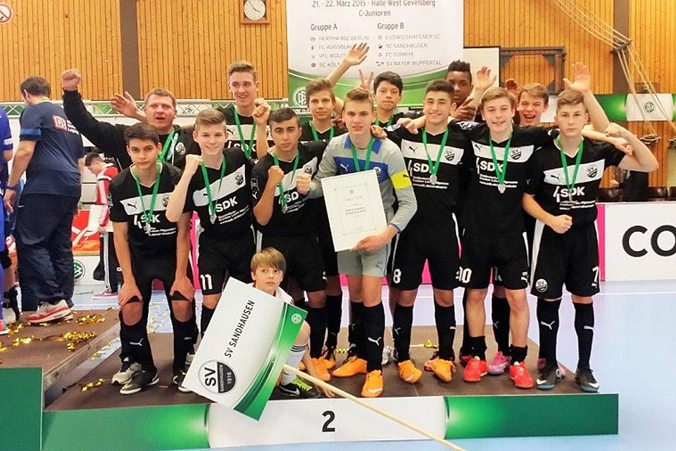 Die U15 des SV Sandhausen bejubelt die deutsche Futsal-Vizemeisterschaft.