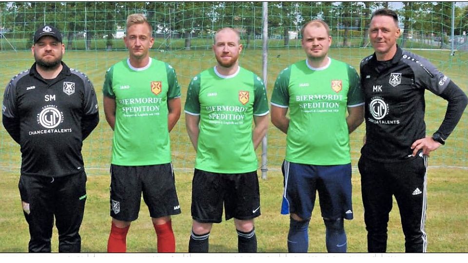Teammanager Steven Matzke (l.) und Trainer Mario Katte (r.) begrüßten die Neuzugänge Michel Schwenzfeier, Patrick Podehl und Alexander Degraf (M.v.l.) beim ersten gemeinsamen Training des Landesligisten.
