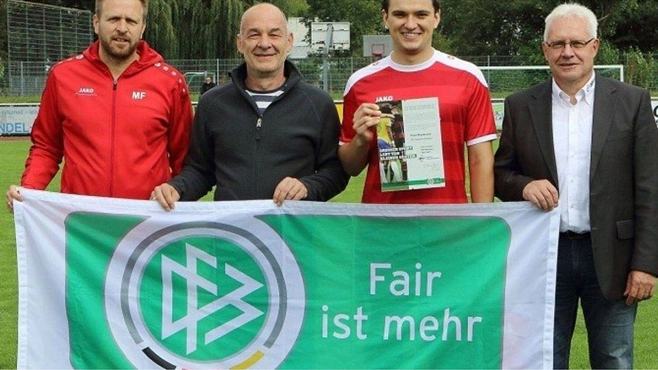 Pavel Shynkevich (Bildnachweis: Jutta Muck), von links: Mario Fleischer (Trainer TSV Tauberbischofsheim), Jürgen Roth (Abteilungsleiter Fußball TSV Tauberbischofsheim), Pavel Shynkevich und Georg Alter.