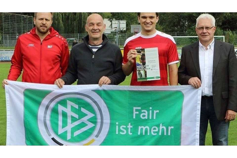 Pavel Shynkevich (Bildnachweis: Jutta Muck), von links: Mario Fleischer (Trainer TSV Tauberbischofsheim), Jürgen Roth (Abteilungsleiter Fußball TSV Tauberbischofsheim), Pavel Shynkevich und Georg Alter.