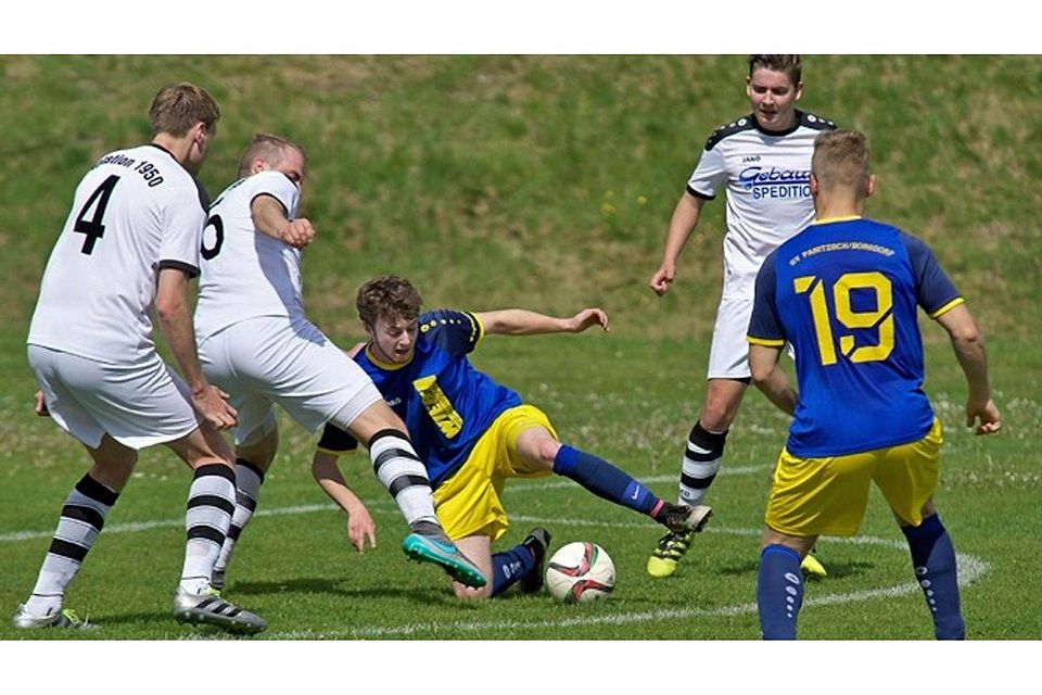 Voller Einsatz in jedem Zweikampf: Der SV Panitzsch/Borsdorf setzt voll auf die Jugend und ist damit in der Stadtklasse bisher auf einem guten Weg. F: Rossner