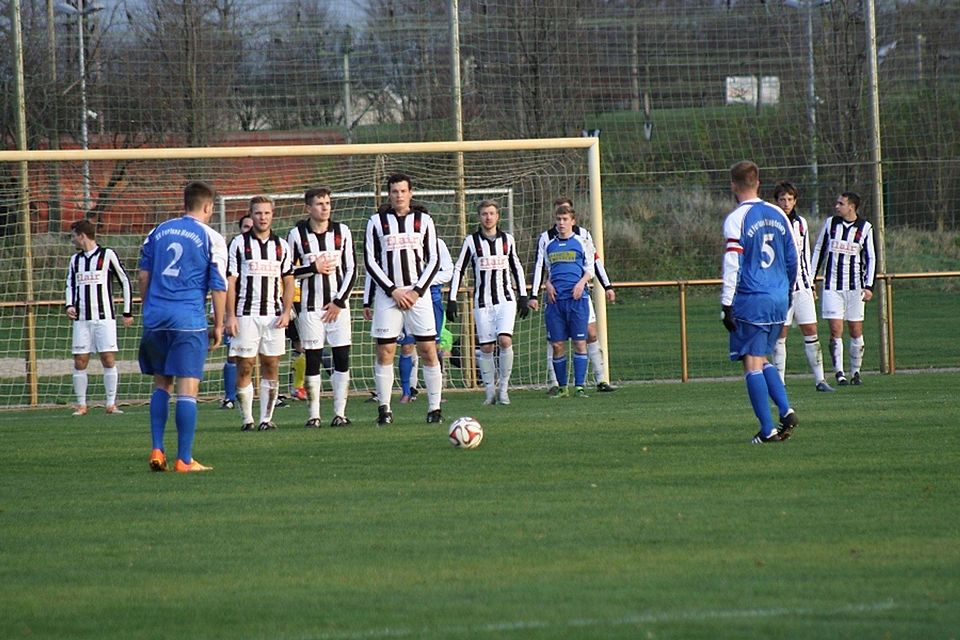 Die Fortuna (in blau) siegte gegen Ottersleben im Hinspiel durch einen Standard mit 1:0   F: Thomas Quirin
