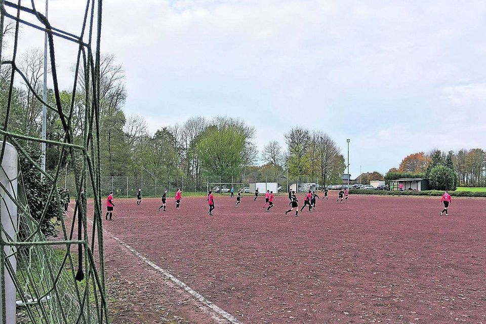 Ein Jahr länger, als erhofft: Auf dem Aschenplatz in Kuckum wird wohl noch bis Mitte 2021 gespielt, weil sich die Arbeiten an der neuen Sportanlage am Umsiedlungsstandort verzögern.