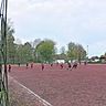 Ein Jahr länger, als erhofft: Auf dem Aschenplatz in Kuckum wird wohl noch bis Mitte 2021 gespielt, weil sich die Arbeiten an der neuen Sportanlage am Umsiedlungsstandort verzögern.