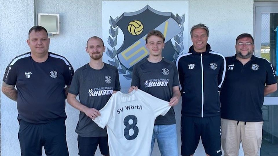 Das Bild zeigt von links: Co-Trainer Kollmann, Phillip Ecker, Kilian Rettenbeck, Cheftrainer Wimmer und Reserve-Team Coach Wastian