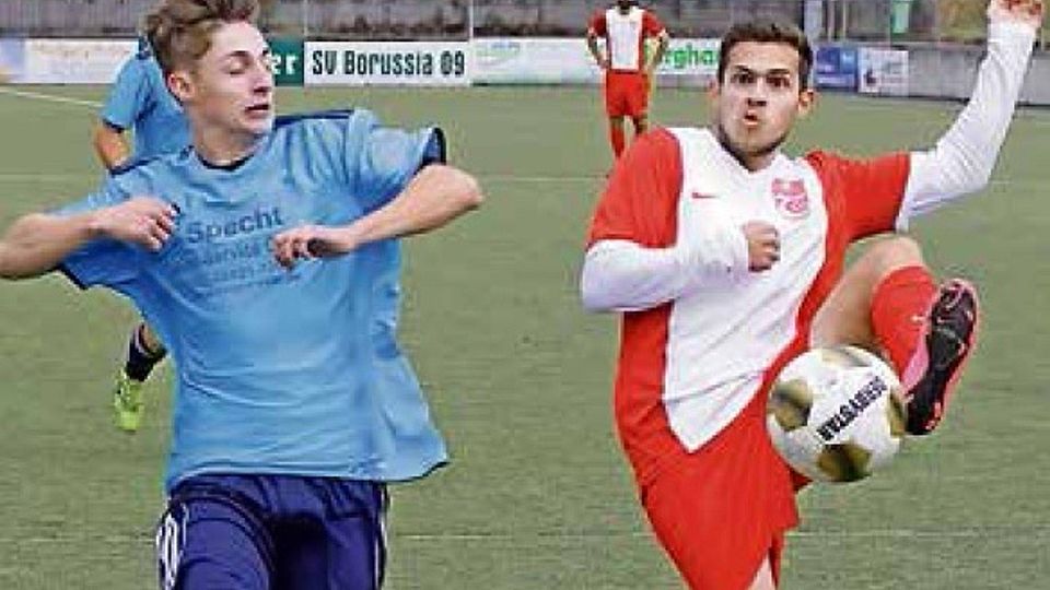 Can Baylan (rechts) vom TSC holt mächtig aus und lässt seinen Spiesener Gegenspieler Maurice Simon vorbeirauschen. Foto: Spellbynder