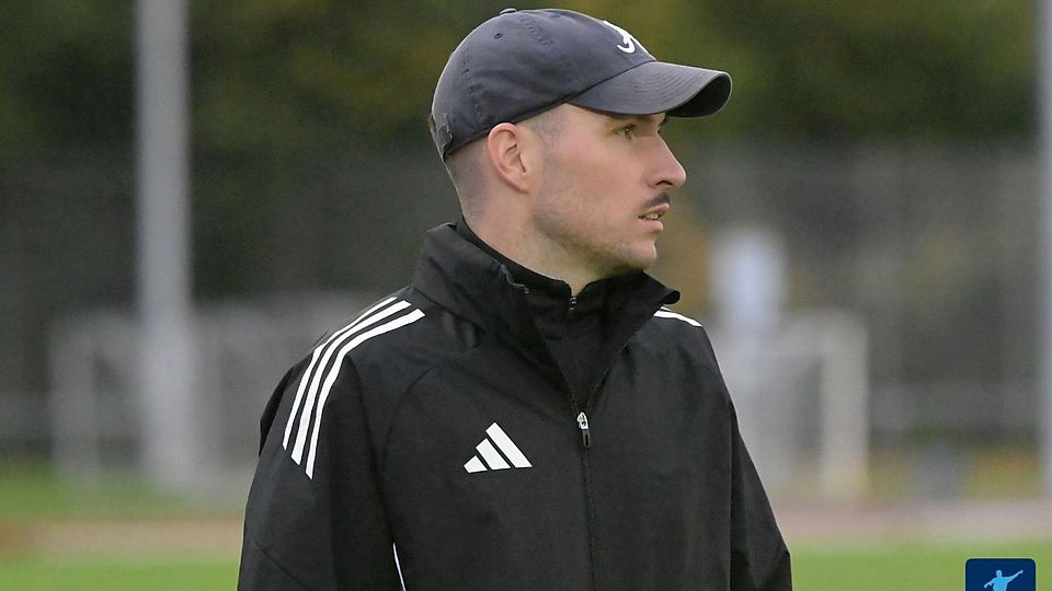 Coach Marcel Scherl stellt seinen SV Obertraubling aufs Kräftemessen mit Primus SC Regensburg ein.