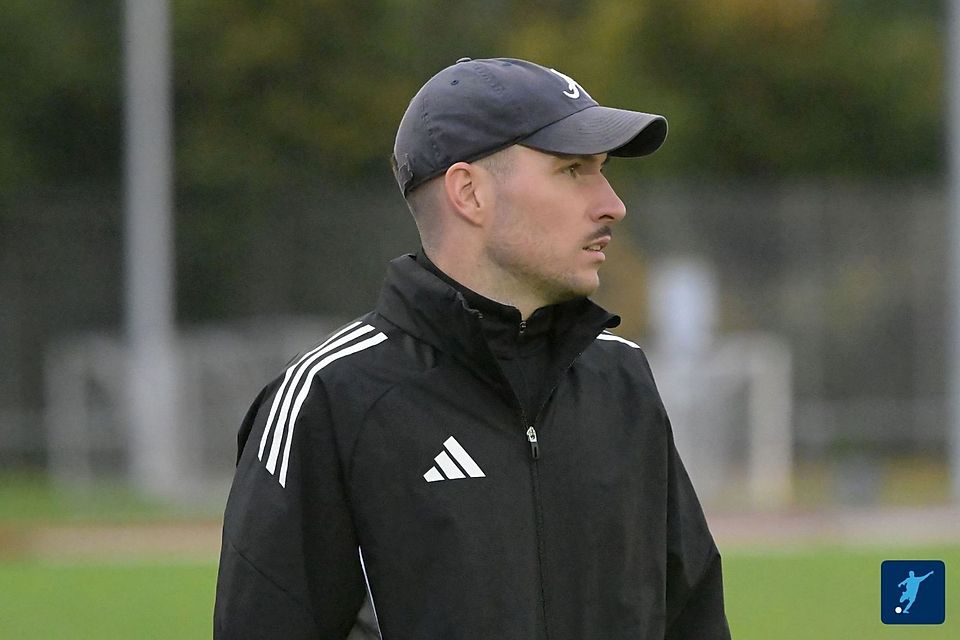 Coach Marcel Scherl stellt seinen SV Obertraubling aufs Kräftemessen mit Primus SC Regensburg ein.
