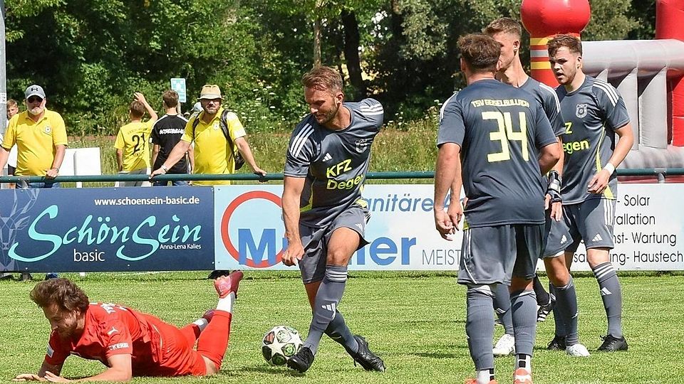 Der TSV Geiselbullach (graue Trikots) im Spiel gegen den TSV Buchbach (in Rot).