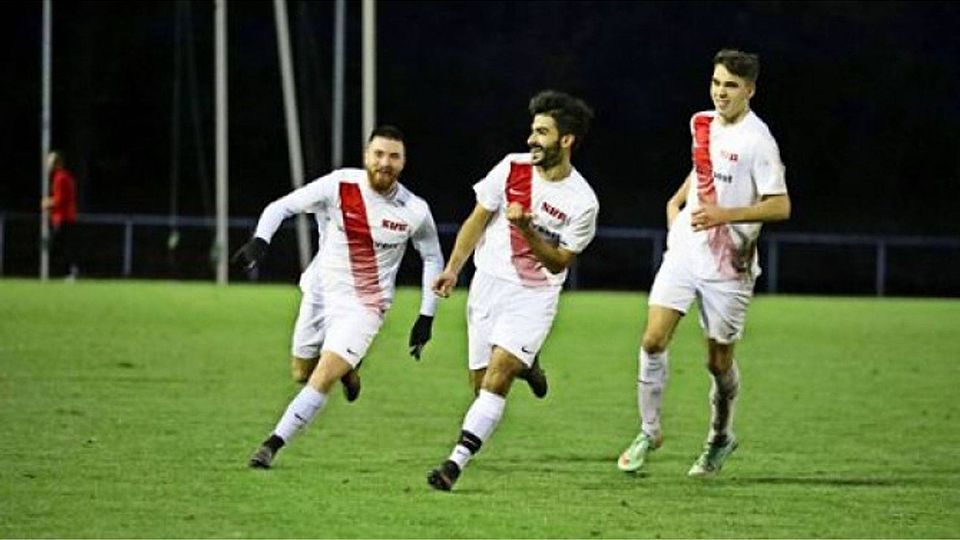Burak Sönmez hat in der Landesliga wie hier mit Claudio Paterno (links) und Samuel Wehaus (rechts)  viel Grund zur Freude. Patricia Sigerist