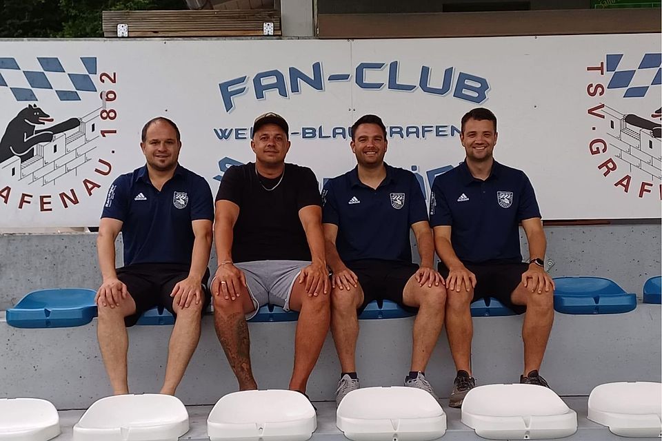 Familienbetrieb: Grafenaus Spartenleiter Daniel (l.) und Andreas Reitberger neben den Weiß-Brüdern Johannes (Kassenwart) und Maxi (Teammanager).