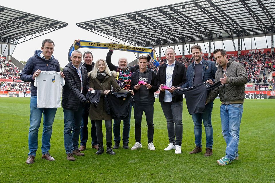 Jens-Peter Nettekoven, NRW-Landtagsabgeordneter und sportpolitischer Sprecher der CDU-Fraktion, Marcus Uhlig, Vorstandsvorsitzender Rot-Weiss Essen und Essener Chancen, Tani Capitain, Leiter der Essener Chancen, Lisa Prokasky, I do Essen, Dietmar Pittgens, Verkaufsleiter JAKO AG, Kevin Grund, Botschafter Essener Chancen und Teamsport Philipp, Christof Moldenhauer, Teamsport Philipp, Marco Kriechel, Jugendleiter SV Blau-Gelb Dernau, und Christian Stodden, 2. Jugendleiter SV Blau-Gelb Dernau, sind glücklich, dass die Kleinsten des SV Dernau bald wieder richtig kicken können. 