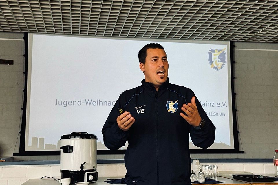 Vita Eisfeld ist erster Vorsitzender beim FC livingroom Mainz.