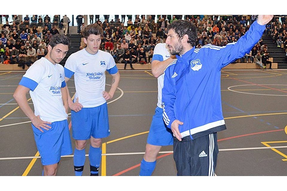 Bobingens Trainer Marco Di Santo scheint den Weg zum Finale der Schwäbischen Hallenmeisterschaft nach Günzburg zu kennen. Sein Team hat durchaus Chancen, die Reise dorthin antreten zu können.  Archivfoto: Reinhold Radloff