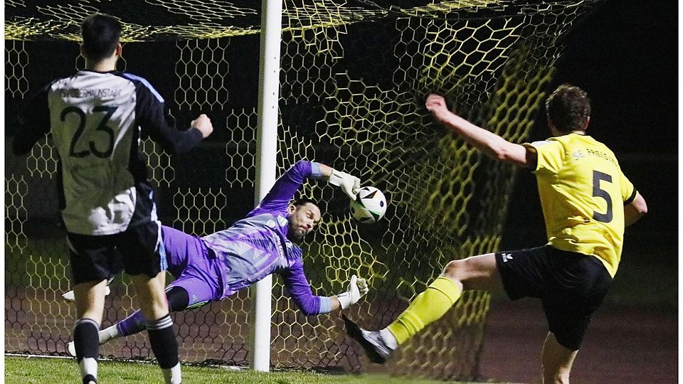 Ans Außennetz: Die Freisinger – hier versucht’s Andreas Abstreiter (r.) – ließen zu viele Chancen liegen.