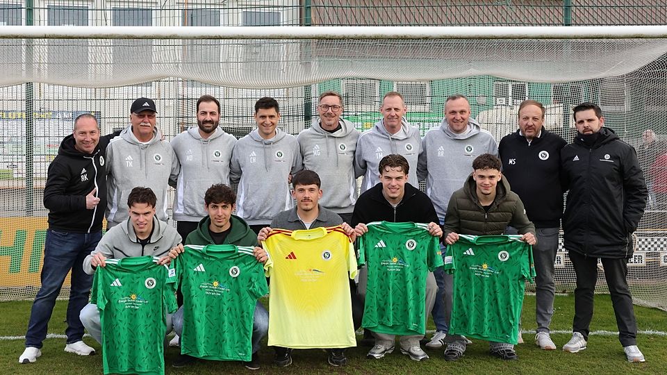 Stoßen im Sommer zum Kader der ersten Mannschaft (unten von links): Leon Stauber, Diego Collura, Tim Lierhammer, Dennis Stauber und Christopher Krez. Hintere Reihe: Die Veranwortlichen der SpVgg Ansbach. 