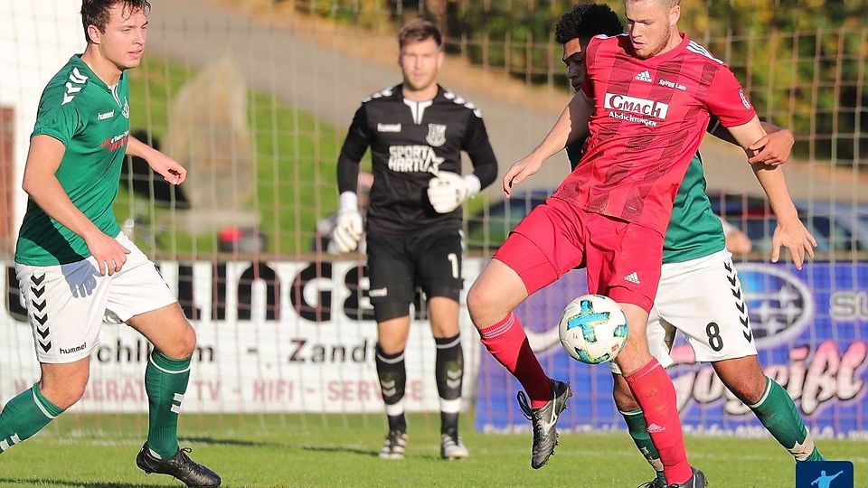 Tobias Artmann (rotes Trikot) hat sich für eine Rückkehr zum TSV Regen entschieden 