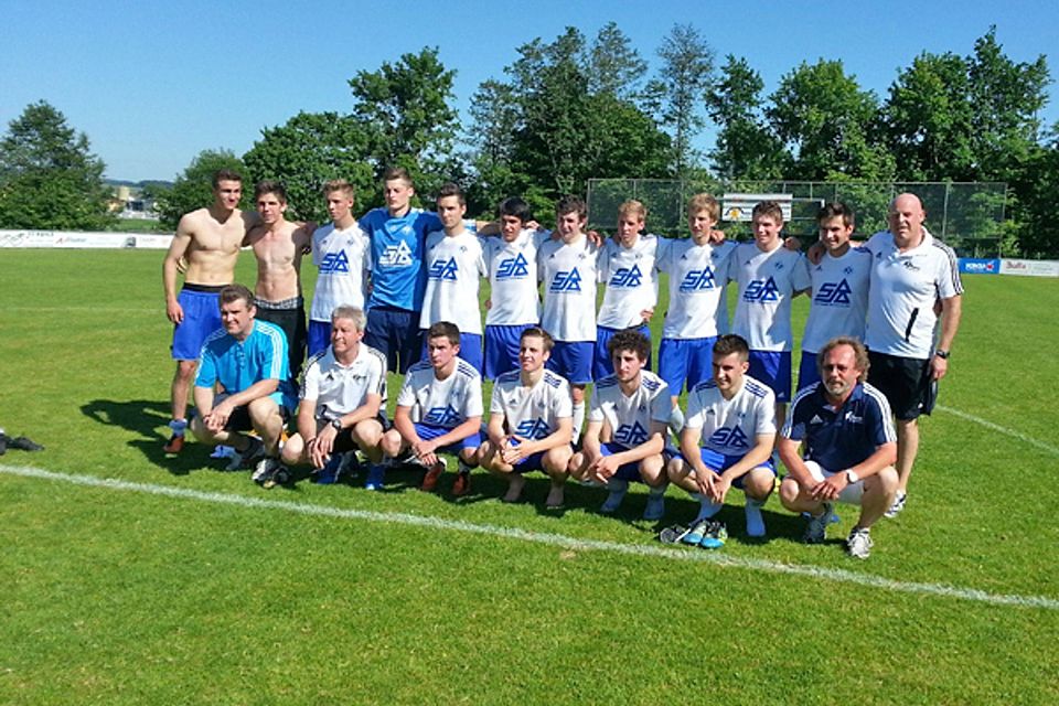 Starke Gemeinschaft: Die A-Junioren des FC Neustadt um Trainer Uwe Werner (hinten rechts) beendeten eine sehenswerte  Saison als Landesliga-Vizemeister.  (Foto: Werner)