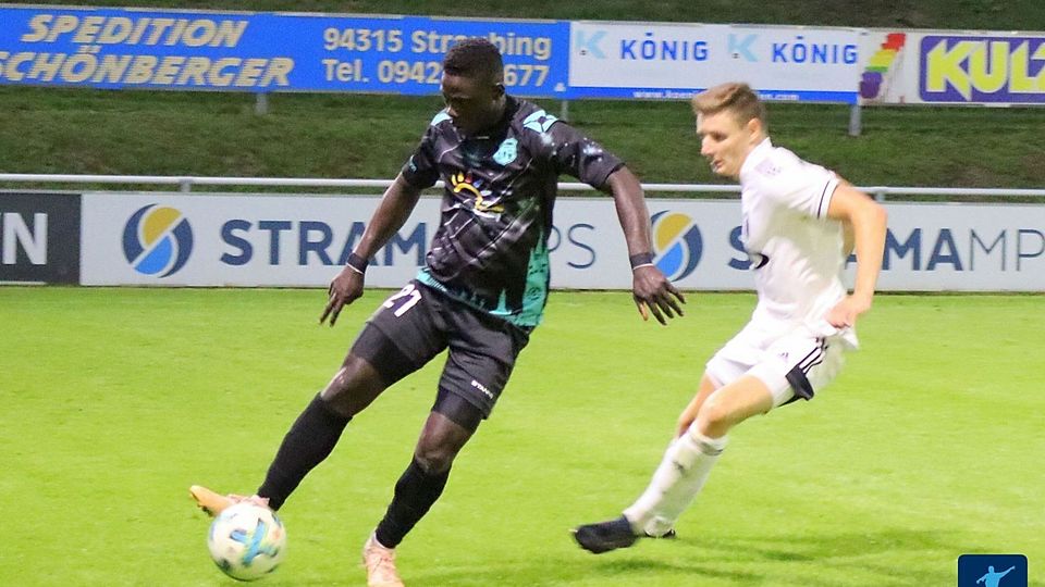 Der Nigerianer Kingsley Emumejakpo Omovie (li.) soll das VfB-Angriffsspiel beleben 