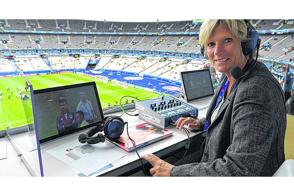 Der Arbeitsplatz von Claudia Neumann in einem Stadion. Gestern kommentierte die gebürtige Dürenerin für das ZDF das EM-Spiel Italien gegen Schweden. Foto: Peter Kneffel/ZDF
