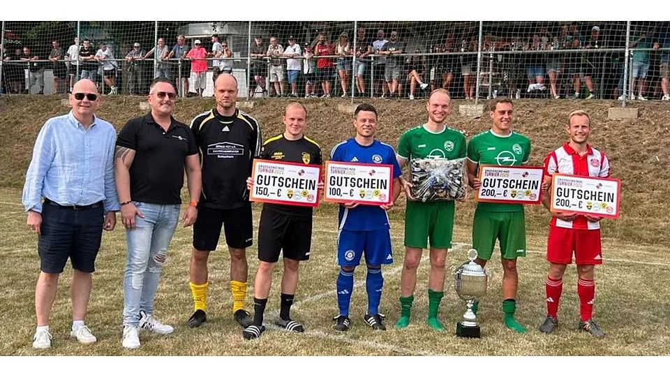 Die Verttreter des Gewerbevereins mit dem ausgezeichneten Keeper des Turniers, Steffen Scheld, Torschützenkönig Jonathan Heuser und den vier Mannschaftskapitänen bei der Siegerehrung. © Ramona Kühlborn